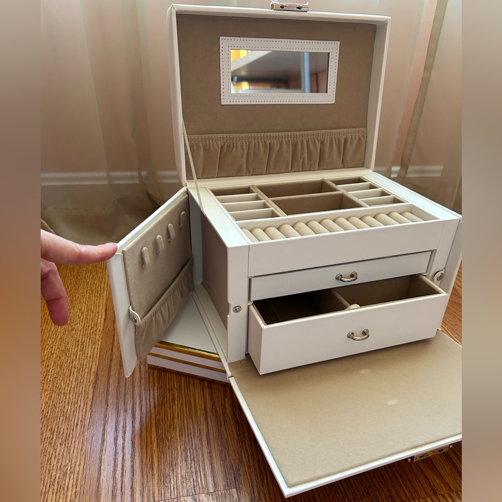 Songmics Jewelry Box Organizer with key lock